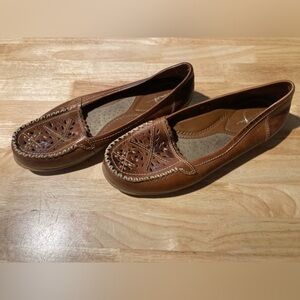 Thom Mcan slip on loafers in size 8W in good condition. See pics for details